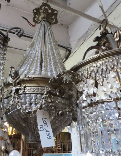 Lot de 2 lustres : lustre à pampilles et lustre montgolfière.