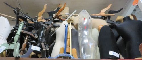 Lot de 32 mannequins Stockman hommes et femmes et leurs pieds en bois, métal, plastique et divers.