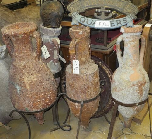 Marine. 4 amphores style antique. On y joint une enseigne en bois "Crews Quarters".