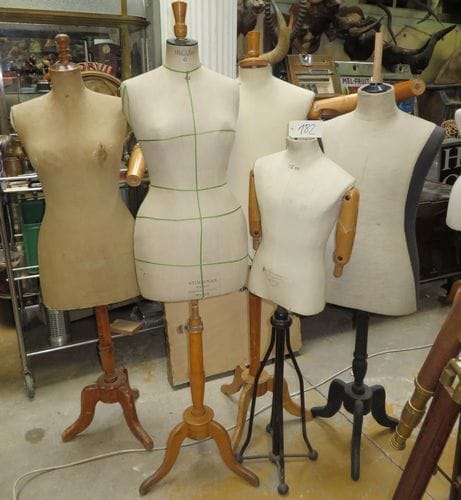 Lot d'environ 22 mannequins hommes, femmes, enfants, stockmans et divers, la plupart sur pied.