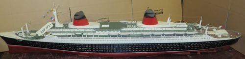 Marine. Maquette du paquebot "France" en bois et résine