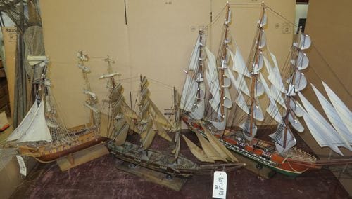 Marine. 3 maquettes de voiliers de frégate du XVIIIe siècle, 2 trois-mâts et un 4 mâts.