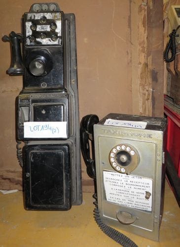 2 téléphones publics : 1 américain années 1920, "The Gray Telephone Pay Station Company & the Western electric company makers" et 1 Taxiphone.