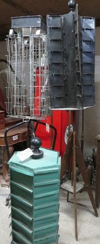 3 portants à cartes postales en bois et métal, dont deux hauts sur pieds.