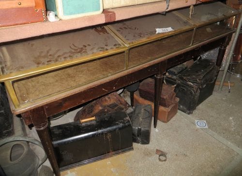 2 vitrines plates en laiton et verre, piètement en bois.