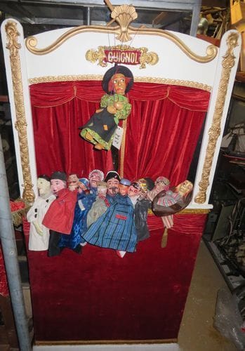 Lot comprenant un théâtre de Guignol et une quinzaine de marionnettes ou parties de marionnettes (Guignol, Arlequin, etc.)