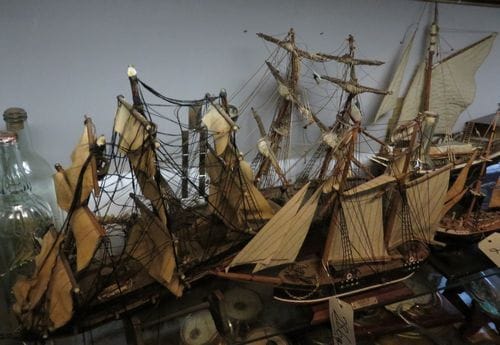 Marine. Lot de 6 maquettes de voiliers anciens. On joint 4 mini maquettes de voiliers dans des bouteilles