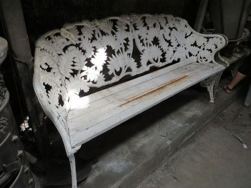 Banc et 4 fauteuils de jardin en fonte et bois peint. On y joint le guéridon au modèle.