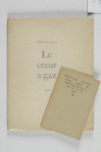 TZARA Tristan. Le cœur à gaz. Paris, GLM, 1946. In-4, br. Tirage limité à 405 ex. Joint : - Vigie. Sixième cahier de « Habitude de la poésie ». Paris, GLM, 1937. Plaquette in-16, br.