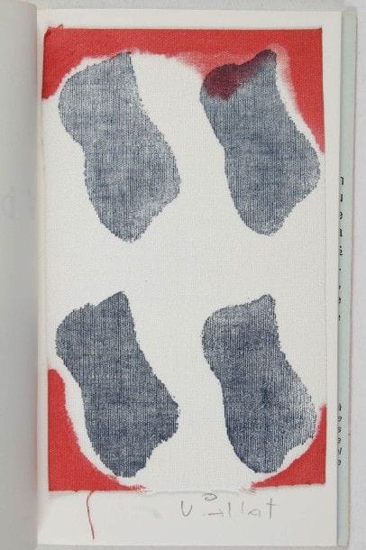 VIALLAT Claude. Suite. Paris, Jannink ,1992. In-8 étroit, br. Édition originale tirée à 275 ex. + 15 h.c., avec une toile imprimée rehaussée et signée par Viallat.