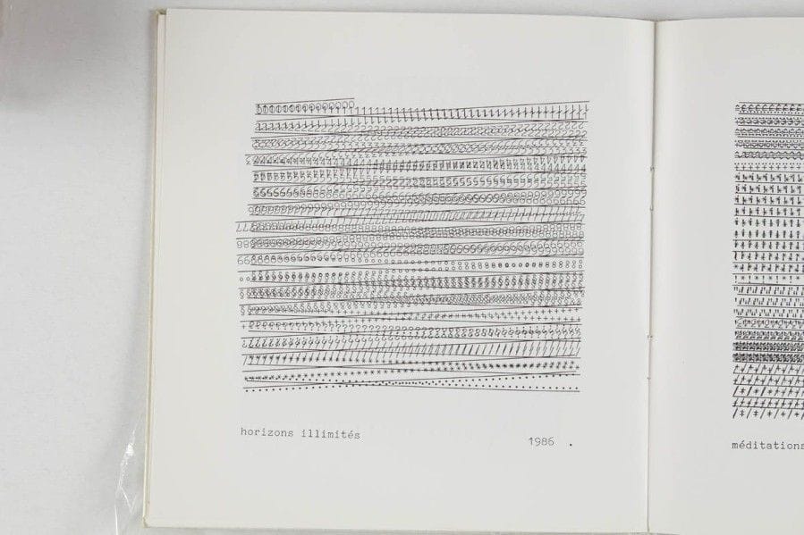 CHOPIN Henri Petit livre des riches heures signistes et sonores d’Henri Chopin. Galerie J.& J. Donguy, 1987. Plaq. 19 x 19,5 cm, contenant un disque vinyle 45 t. Exemplaire signé. Tirage non précisé. Joint : - Alphabet et glotté. Hot air, England, 1990. Disque 33 t. 18 cm, pochette imprimée.