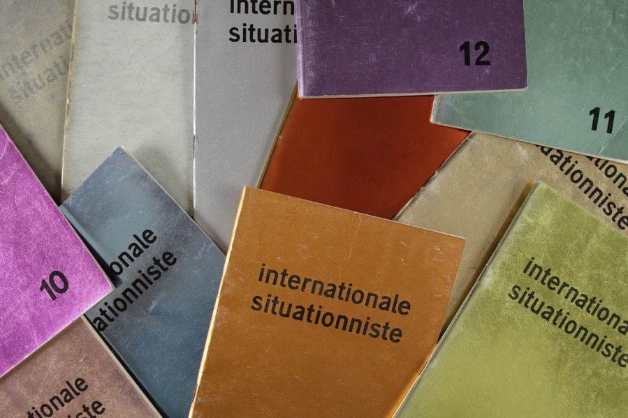 INTERNATIONALE SITUATIONNISTE. (Revue). Du n°1 (juin 1958) au n°12 (octobre 1967). Collection complète en douze fascicules in-8, br. Couvertures métallisées frottées, particulièrement celle du n°2 (ici en second tirage) avec petits manques au métallisé, qq. passages soulignés dans le n°11.