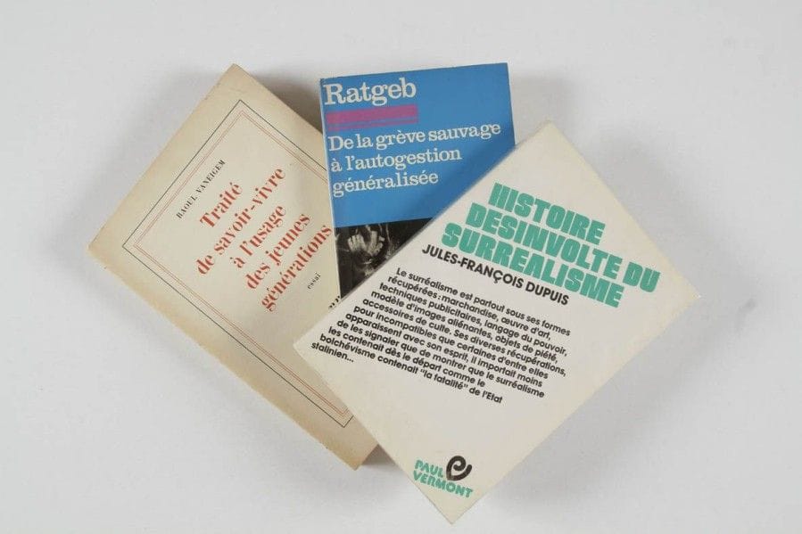 VANEIGEM Raoul. Traité de savoir-vivre à l’usage des jeunes générations. Paris, Gallimard, 1967. In-8, br. Édition originale. Couverture defr. Joints : - [Sous le pseudo. de] RATGEB : De la grève sauvage à l’autogestion généralisée. Paris, UGE 10/18, 1974. In-12, br. - [Sous le pseudo. de] Jules-François DUPUY . Histoire désinvolte du Surréalisme. Paris, Vermont, 1977. In-12, br.