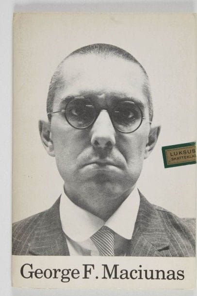 MACIUNAS George. Diagram of historical development of Fluxus. Ähus (Sweden), Maciunas et Kalejdoskop, 1979. Chemise in-8 contenant un diagramme (déplié 120 x 44,5 cm). Couverture illustrée d’un portrait photo de George Maciunas.