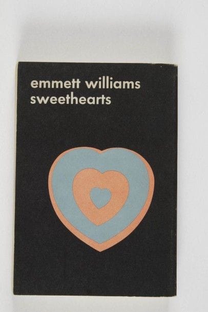WILLIAMS Emmett. Sweethearts. New York, Villefranche, Frankfurt-am-M, Toronto. Something else press, 1967. In-12, br. L’ouvrage se lit à la japonaise. En couverture « Cœurs volants » de Marcel Duchamp.