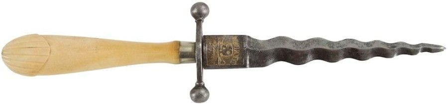 Poignard franc-maçon à lame flamboyante, poignée en ivoire terminée par une coquille Saint-Jacques. La lame en acier est gravée sur la partie haute du crâne avec les quillons et sur l’autre face d’une harpe. Première moitié du XIXe siècle. 21 cm (fente).