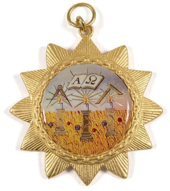 Jolie médaille maçonnique, plaque émaillée sur fond rayonnant. (7 cm).