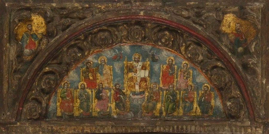 GRÈCE, XVIIIe siècle
Christ trônant entouré des douze apôtres
Tempera sur bois.
L’icône est présentée sous une vitrine.
Ce panneau dont le cadre est très joliment sculpté devait probablement surmonter une grande icône ou un triptyque. Dans les angles sont représentés les deux saints anargyres (« qui soignent gratuitement ») Côme et Damien. Le Christ « Roi des rois » est vêtu comme un évêque.
18,5 x 37,5 cm
(Usures, restaurations, soulèvements et manques).