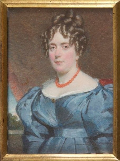 Frederick CRUIKSHANK 
(Aberdeen, 1800-1868)
Femme en robe bleue à manches ballon, collier et boucles d’oreilles en corail, sur fond de rideau ouvert sur un paysage, 1823
Miniature sur deux plaques d’ivoire contrecollées sur carton.
Signée et datée au milieu à droite : F.C / 1823
Manuscrit et date au dos : painted by / F. Cruichshank / 1823 + 31
Rectangulaire, 10,5 x 7,6 cm
Bordure rectangulaire en laiton doré, 11,5 x 8,5 cm
Bon état (joint d’artiste visible en bas entre les deux plaques).
Cruikshank fut élève d’Andrew Robertson qui influença son style, et compte parmi les bons miniaturistes d’origine écossaise. Il exposa à la Royal Academy et la Society of British Artists de 1822 à 1860 et est représenté dans les collections du Victoria & Albert Museum à Londres.