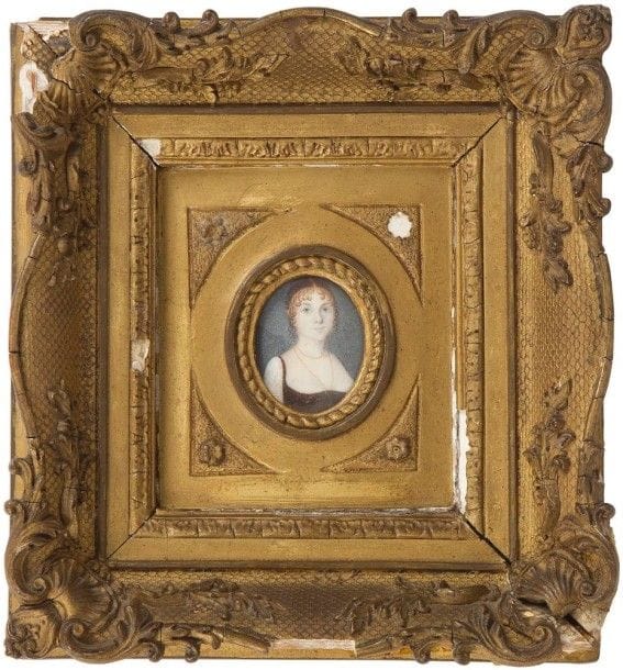 École FRANÇAISE de la fin du XVIIIe siècle
Jeune fille en buste, coiffée « à la noyade », en robe bustier noire, manches de dentelle blanche, chaîne d’or au cou
Miniature sur ivoire, ovale ; à vue : 3,7 x 3 cm
(Verre piqué, miniature non examinée hors du cadre).
Cadre rectangulaire en bois et stuc doré, XIXe siècle (accidents).