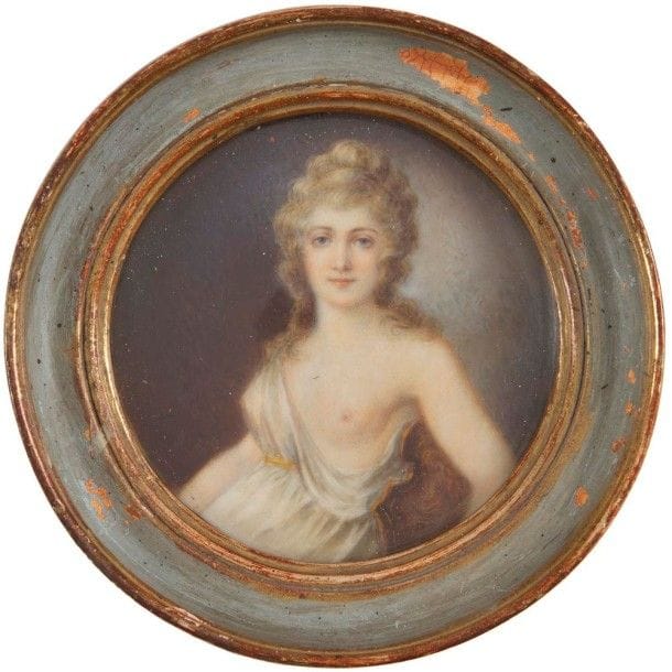 École FRANÇAISE de la fin du XIXe siècle
Jeune Femme au sein nu, d’après Isabey
Miniature sur ivoire, diam. à vue : 6,3 cm (fêle sur le bord gauche).
Cadre en bois peint et doré, diam. 9,3 cm
Selon les sources, le modèle, dont il existe des variantes sur fond de paysage, représenterait Hortense de Beauharnais vers 1795 ou bien la première femme du peintre Laure de Salienne (anc. coll. du baron Vitta ; Artcurial, 27 mars 2009, n°1, repr.).
