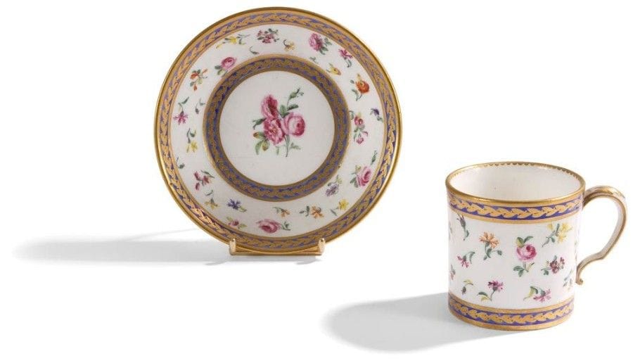 SÈVRES
Gobelet litron et sa soucoupe en porcelaine tendre à décor polychrome de semis de fleurs et galons à fond bleu et or.
Marqués : LL entrelacés, lettre-date DD pour 1781, marque de peintre de Pierre Massy et marque de doreur de Vincent.
XVIIIe siècle, année 1781
H. : 7 cm, D. : 13,6 cm