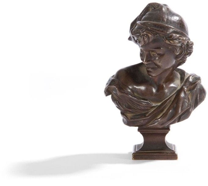 Jean-Baptiste CARPEAUX (1827 - 1875)
Buste du Rieur napolitain
Bronze, patine brun clair.
Signature cursive : Carpeaux, sous l’épaule gauche.
Vers 1870.
H. : 11 cm
Référence bibliographique : M. Poletti, A. Richarme, J.B.CARPEAUX, sculpteur ; édition de l’amateur, Paris, 2003, modèle répertorié sous le numéro BU44, page 1146. 
Cachet propriété Carpeaux et cachet à l’aigle impérial.