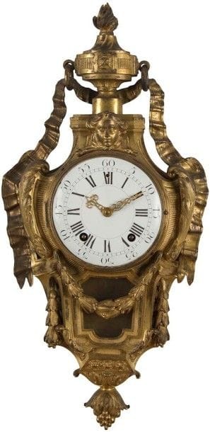 Cartel en bronze doré à décor de masque de femme, vase antique, rubans et guirlandes de feuilles de laurier.
D’après un modèle de Robert Osmond.
Époque Louis XVI.
Hauteur : 74 cm
(Usures).