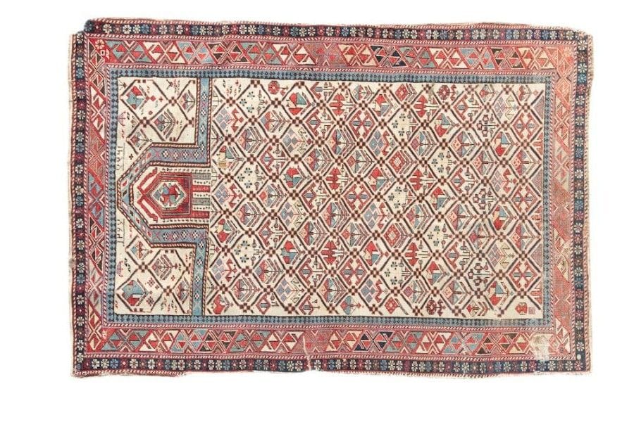 Tapis Daghestan
Tapis de prière à fond crème.
115 x 85 cm
(Troué ; mauvais état de conservation).