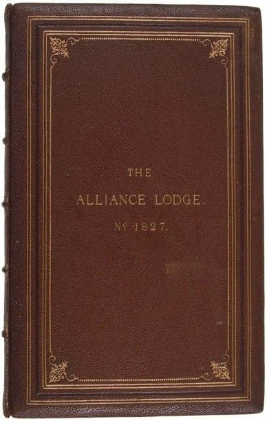 Lot : « United Grand Lodge of England » contient les charges et les obligations des maçons, relié cuir, 188 pages et 15 planches de bijoux. Exemplaire de « l’Alliance Lodge n°1827 ». Est joint « Constitutions of Free and Accepted Masons 1884 », jolie reliure cuir, dos à nerfs, 172 pages. (2)