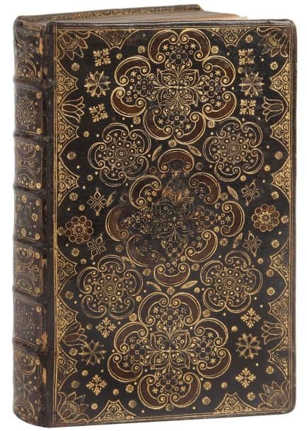 [ALLESTREE (Richard)]
The Cause of the Decay of Christian Piety, or an Impartial Survey Of the Tuines of Christian Religion, Undermin'd by Unchristian Practice. London: R. Norton pour Rober Pawlett, 1675. - In-8, (12 ff.), 449 pp., (1 f.). Maroquin noir, plats ornés d'un riche décor aux petits fers composé au centre verticalement de trois motifs en croix formés de fleurs quadrilobées et de feuilles stylisées entourées de fers dits en "poignée de tiroir" peints en marron, bordés de quatre rosaces composées de petits cercles en pointillés entourées chacune de 5 fers en "poignée de tiroir" dorés; double filet doré en encadrement, fleurs dorées et peintes en marron aux angles, volutes florales dorées dans des compartiments triangulaires et motif de tulipes dorées et peintes en marron sur les bords, points, rosaces, feuilles, petites fleurs et ornements divers dorés entre ces compositions, dos à nerfs orné dans le même esprit, roulette dorée intérieure, tranches dorées (Devotional Binder).

Nouvelle édition de cet ouvrage paru pour la première fois en 1667, attribué au théologien royaliste anglais Richard Allestree (1619?-1681), illustrée d'une vignette sur le titre montrant une cathédrale en feu, et de deux portraits gravés sur cuivre, l'un de David l'autre d'Ézéchiel.
PRÉCIEUX EXEMPLAIRE DANS UNE RELIURE DE L'ÉPOQUE DITE DU "DEVOTIONAL BINDER".
Réalisée à Londres ou à Oxford entre 1670 et 1685, cette superbe reliure sort de l'un des rares ateliers de la période de la Restauration anglaise. C'est G. D. Hobson qui identifia le premier cet atelier dans son ouvrage Bindings in Cambridge Libraries, pp. 152-153, et qui le baptisa "Devotional Binder" puisque la plupart des reliures connues de ce type, recouvrent des ouvrages de dévotions.
Cet exemplaire a appartenu à Dame Mary Jones (1658-1743). Cette dernière, fille de Sir Thomas Harman, a indiqué la date de 1678 sur le titre. À cette époque elle était la femme de Sir Arthus Jones qu'elle avait épousé en 1675. Elle se remaria avec 