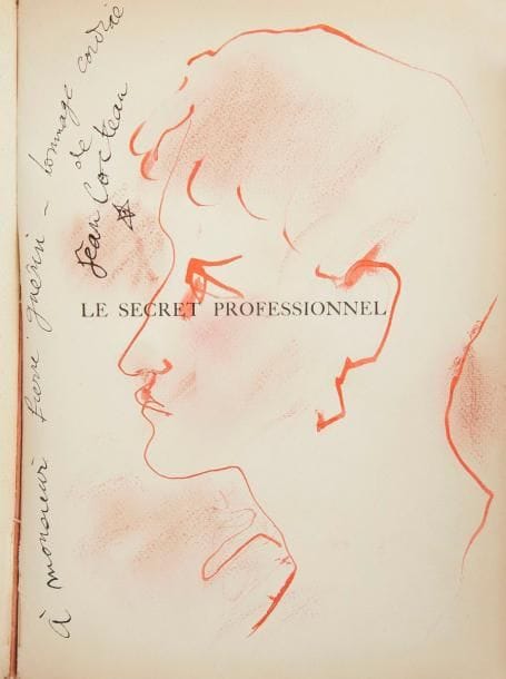 COCTEAU (Jean)
Le Secret professionnel suivi des Monologues de l'oiseleur. Paris: Au Sans Pareil, 1925. - In-8, frontispice, (4 ff.), 105 pp., (2 ff. dernier blanc), 11 planches, couverture rose imprimée. Broché, couverture rempliée.


Édition en partie originale dédiée aux étudiants des Belles-lettres de Genève et de Lausanne, illustrée de douze très beaux dessins en couleurs de l'auteur, reproduits en fac-similé, dont un en frontispice.
Les Monologues de l'oiseleur, portant en sous-titre Notes au Secret Professionnel, paraissent ici pour la première fois.
Tirage strictement limité à 530 exemplaires numérotés; celui-ci est l'un des 440 sur papier vélin à la forme de Montgolfier d'Annonay.
Exemplaire enrichi d'un envoi autographe de l'auteur adressé à Pierre Guérin, accompagné d'un dessin en rouge, représentant un portrait d'homme de profil.
On trouve également ajouté un nuancier de "couleurs moites pour la gouache", comprenant au verso un visage de profil au crayon gras dessiné par Cocteau, ainsi qu'un feuillet in-4 provenant d'un cahier à spirales, sur lequel figurent 4 dessins de Cocteau, 3 à l'encre et un au crayon, représentant le même personnage de profil; en bas à droite se trouve cette indication: "coiffure Zazou" Dessins de Jean Cocteau du 11 mars 43.
Dos et bords des plats insolés, petites déchirures à la couverture. Parfait état intérieur