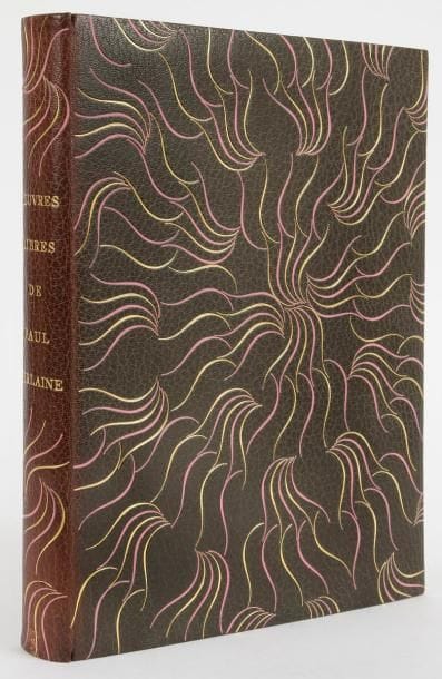 [CURIOSA] VERLAINE (Paul). Oeuvres libres. Amies. Femmes. Hombres. Suivies du Sonnet du trou du cul par Paul Verlaine et Arthur Rimbaud. S.l.: Aux dépens des Amis du Callibistris, (vers 1950). - In-4, 111 pp., (2 ff. dernier blanc), 16 planches, couverture illustrée. Maroquin bistre, plats et dos recouverts de courts filets légèrement ondulés alternativement doré et rose, dos lisse, tête dorée, non rogné, couverture et dos conservés, étui (R. Devauchelle Rel(ieur) - Dor(eur))

Édition publiée vers 1950, tirée à 243 exemplaires numérotés sur papier vélin de Rives, illustrée de nombreuses compositions érotiques anonymes, à savoir, 23 lithographies en noir, dont une en frontispice et 23 dans le texte, de 16 lithographies hors texte, rehaussées à la main par l'artiste, et de 10 dessins en vert dans le texte.
Un des 172 exemplaires sans suite.
Superbe exemplaire relié par Devauchelle dans le goût des réalisations de Paul Bonet. Il a été enrichi de deux suites érotiques, à savoir 12 lithographies en noir d'Albert Marquet et les 12 très belles illustrations en couleurs de Paul-Émile Bécat, sur papier vélin, réalisées pour l'édition des Oeuvres libres publiée à Bruxelles en 1948.
Dos très légèrement bruni