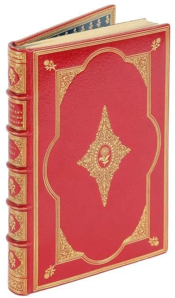 MARGUERITE DE VALOIS
Les Mémoires de la roine Marguerite. Paris: Charles Chappellain, 1628. - In-8, (4 ff. dernier blanc), 363 pp. Maroquin rouge, plats ornés d'un double cadre de trois filets dorés, le premier en bordure des plats, le second, aux bords droits et courbes, plus à l'intérieur, fleurs dorées et motif de volutes aux angles, fleur dans un cadre ovale bordé d'un riche décor de volutes en losange au centre; dos à nerfs richement orné, cadre de maroquin rouge à l'intérieur, orné d'une roulette dorée, doublures de maroquin bleu bordées de trois filets dorés et d'une roulette aux pointillés et décorées d'un semi de fleurs dorées, gardes de soie moirée bleue, doubles gardes, tranches dorées sur marbrure, étui-boîte à coulisse de maroquin bleu nuit et rouge (Lortic).

Tchémerzine, IV, p. 392. - Lachèvre, Les Recueils collectifs de poésies libres et satiriques publiés depuis 1600 jusqu'à la mort de Théophile (1626), 1968, p. 291. - Brunet, 3, 1419.
Seconde édition, plus correcte que la première qui parut la même année, de ces mémoires très intéressants qui se veulent avant tout historiques, publiés par Auger de Mauléon, sieur de Granier.
C'est exilée en Auvergne, éloignée de toute vie politique et mondaine, que Marguerite de Valois (1553-1615) les composa à partir de 1594. Se terminant à l'année 1582, ils constituent une source de première importance pour l'histoire de la cour de Catherine de Médicis et des guerres de religions. L'ouvrage eut un tel succès qu'il en parut plusieurs éditions la même année.
Celle-ci est la seconde, avec les fautes corrigées, possédant le même titre que l'originale mais avec un fleuron différent. Elle contient 363 pages chiffrées au lieu de 362 pour les autres éditions de la même année. Cet exemplaire est bien complet du Privilège qui, selon Tchémerzine, devrait être absent.
SUPERBE EXEMPLAIRE EN RELIURE DOUBLÉE DE LORTIC qui n'a pas conservé les deux derniers feuillets blancs