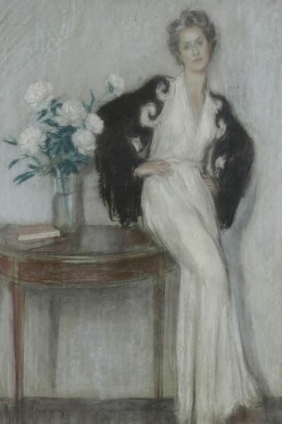 ETIENNE ADRIEN DRIAN (1885-1961)
Femme appuyée à un guéridon au bouquet, vers 1930-1940 Pastel. Signé en bas à gauche. 73 x 52 cm