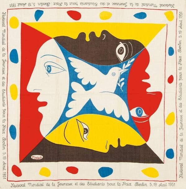 Pablo PICASSO (1881-1973) (d'après)
Foulard «Festival Mondial de la Jeunesse et des Étudiants pour la Paix. Berlin 5-19 août 1951». Sérigraphie sur coton. [695 x 695]. Exemplaire très frais. Infimes taches rousses au bord