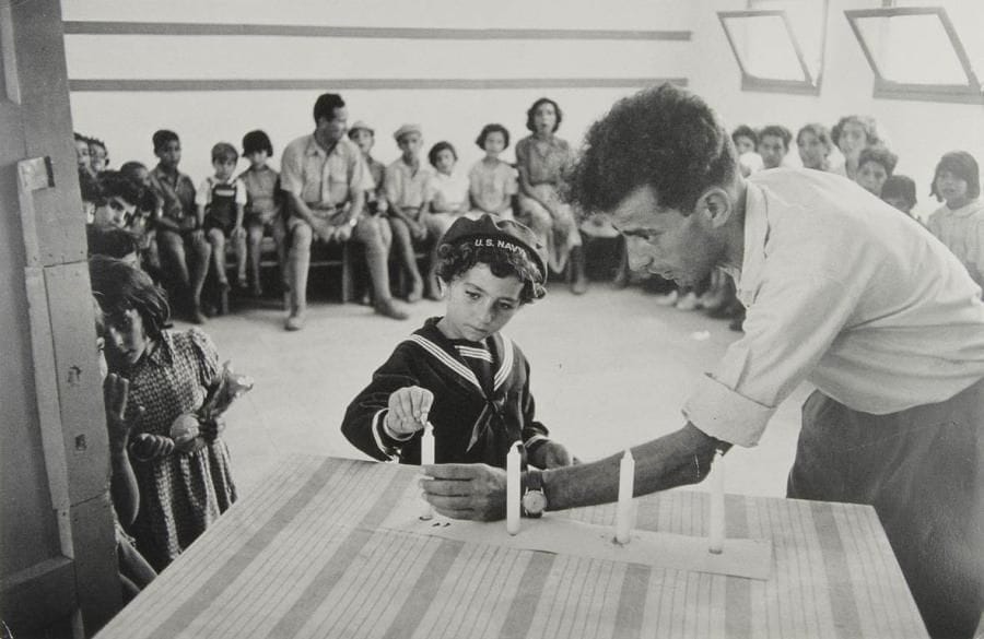 [ISRAEL] Robert Capa (1913-1954) Israël, birth of a nation. Épreuve argentique (c. 1960). Tampons du photographe et de l'agence au verso. Légendes et annotations manuscrites au verso. 18 x 24 cm avec marges. Provenance: Ancienne collection Micha Bar-Am
