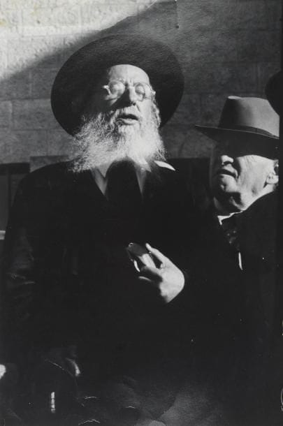 [ISRAEL] Robert Capa (1913-1954) Rabbin en Israël, c. 1950. Épreuve argentique (c. 1960). Tampon Robert Capa et légende au verso. 32 x 21 cm Petite déchirure. Provenance: Ancienne collection Micha Bar-Am