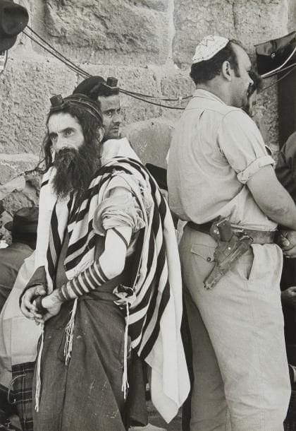 [ISRAEL] Léonard Freed (1929- 2006) Israël, 1967, Jérusalem. Épreuve argentique d'époque. Tampons et annotations au verso. 25,5 x 20,5 cm avec marges. Provenance: Ancienne collection Micha Bar-Am