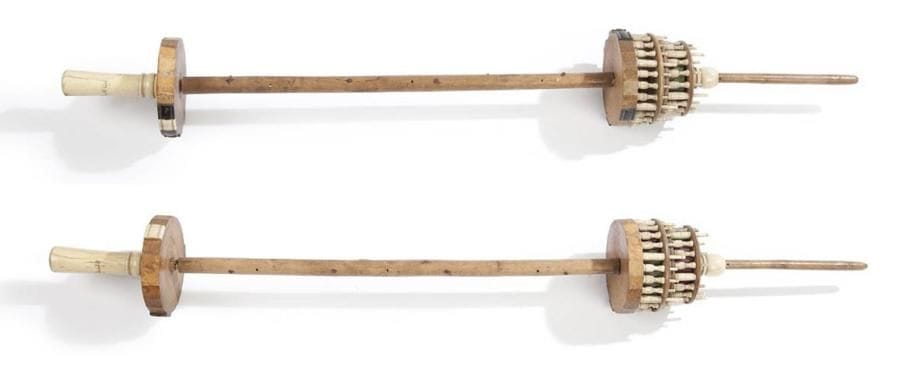 [TORAH] Une paire de bois pour sefer Torah en bois tourné, os et corne. Mention en hébreu sur une poignée: "Offert à la mémoire de Jacob Garah, année 1857 (5617)". Accidents et manques. Hauteur: 108 cm