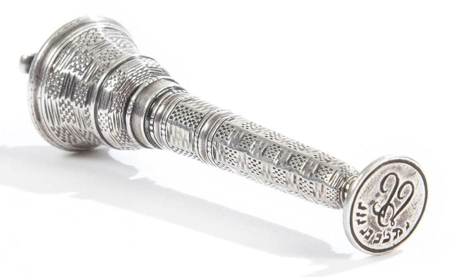 SCEAU en argent gravé et guilloché. Il porte en caractères hébraïques le nom: Yaakov fil de David et un monogramme en caractère latin. Il se dévisse en trois parties Hauteur: 8 cm - Poids: 30 g
