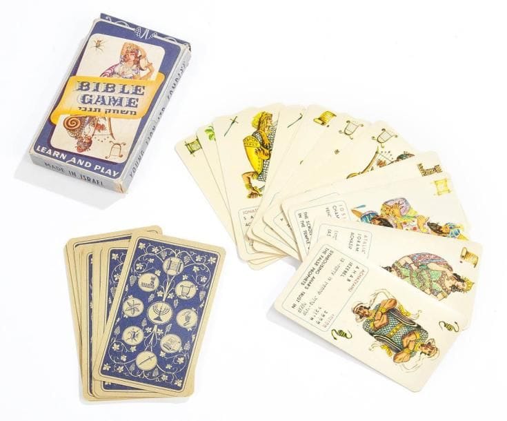 [CARTES À JOUER- RABAN Zeev] Jeu de cartes biblique, Bezalel, imprimé en Israël par Anabi, Tel-Aviv, et édité par Yong Lion LTD. Belles cartes à jouer aux figures bibliques. Complet de ses 24 cartes avec la description et sa boite. Boite fendue, cartes en belle condition