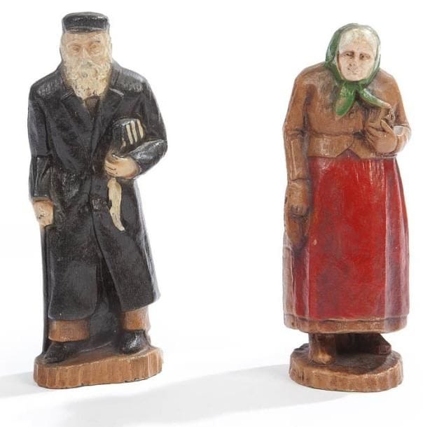 [SCULPTURE] Couple de vieux Juifs au livre. Deux sculptures en résine polychrome. U.S.A, début du XXe siècle. Charmantes sculptures représentant un couple de vieux juifs, probablement un rabbin et sa femme, tenant tous deux un livre en main. Hauteur: 14 cm