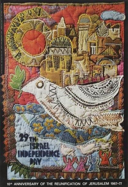 [ISRAËL] Yom Ha-atzmaout, 29e anniversaire de l'État d'Israël et dixième année de la réunification de Jérusalem, Israël, imprimé par l'imprimerie nationale, 1977. Affiche entoilée en hébreu montrant une composition en patchwork de tissu brodé représentant des colombes sur Jérusalem. Légèrement froissée en bordure droite. 97 x 67,5 cm