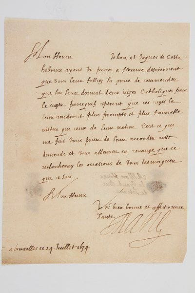 MARIE DE MEDICIS (1573-1642)
Reine de France; fille de François Ier de Médicis, grand-duc de Toscane, et de Jeanne d'Autriche, elle fut (1600) la seconde femme d'Henri IV, et la mère de Louis XIII.Lettre signée «Marie», Bruxelles 24 juillet 1634, à son neveu le Grand-Duc de Toscane [Ferdinand II de Medicis]; 1 page in-4, adresse au verso avec cachets de cire rouge aux armes sur lacs de soie rose (gravure jointe d'après Rubens).«Jehan et Jaques de Costa hebreux ayant un proces à Florence desireroient que vous leur fissiez la grace de commender que l'on leur donnat deux juges catholiques pour le juger parce quils esperent que ces juges là leur rendront plus prompte et plus favorable justice que ceux de leur nation»...