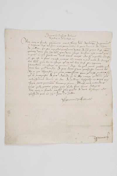 Sainte Jeanne de France (1464-1505)
Reine de France; seconde fille de Louis XI et de Charlotte de Savoie, elle fut mariée en 1476 au duc Louis Ier d'Orléans, qui, devenu Roi sous le nom de Louis XII, fit annuler ce mariage (1498); ayant reçu le titre de duchesse de Berry, elle fonda à Bourges l'ordre de l'Annonciade; béatifiée en 1742, elle fut canonisée en 1950.Lettre signée «Jehanne de France», Le Plessis du Parc 20 juillet [1490?], à «noz amez et feaulx conseillers et gens du conseil de monseigneur» [le duc d'Orléans], à Blois; contresignée par Charles de Prennes; 1 page in-4, adresse.Rare lettre concernant le comté d'Asti, écrite lors de l'emprisonnement de son mari à Bourges (1488-1491) à la suite de la guerre folle. [Le comté d'Asti avait été apporté en dot en 1389 par Valentine Visconti à son mari Louis de France duc d'Orléans (1372-1407), et était passé à ses petits-enfants Louis d'Orléans (mari de Jeanne de France, et futur Louis XII) et François de Dunois (1447-1491), grand chambellan de France et fils de Jean Dunois, dit le Bâtard d'Orléans, compagnon de Jeanne d'Arc (1402-1468).]Duchesse d'Orléans, de Milan et de Valois, elle a reçu des lettres des lieutenants du gouverneur et trésorier d'Ast «touchant certin grant nombre de gens darmes de lestat de Millan qui sont aux plus prochaines villes de nostre pays d'Ast», comme le montrent les lettres «quon vous escript touchant ceste matiere» par son porteur pour qu'«ensemble advisez ce qui est a faire en ceste matiere. Et envoyez a nostre oncle de Dunoys les lettres quon luy en escript pour en avoir bien toust son oppinion. Pareillement on escript au gouverneur d'Ast lequel nous semble quil seroit bon quil viensist de par deca pour prochasser envers le Roy ce que congnastrez qui sera neccessaire tant pour ceste matiere que pour le marquisat de Seve. Attendu que le Roy envoye presentement ses ambassadeurs devers le duc de Millan, lesquelz en toutes ces choses nous pourroient beaucoup servir. Mais nous natendons leure quils partent par quoy fault 
