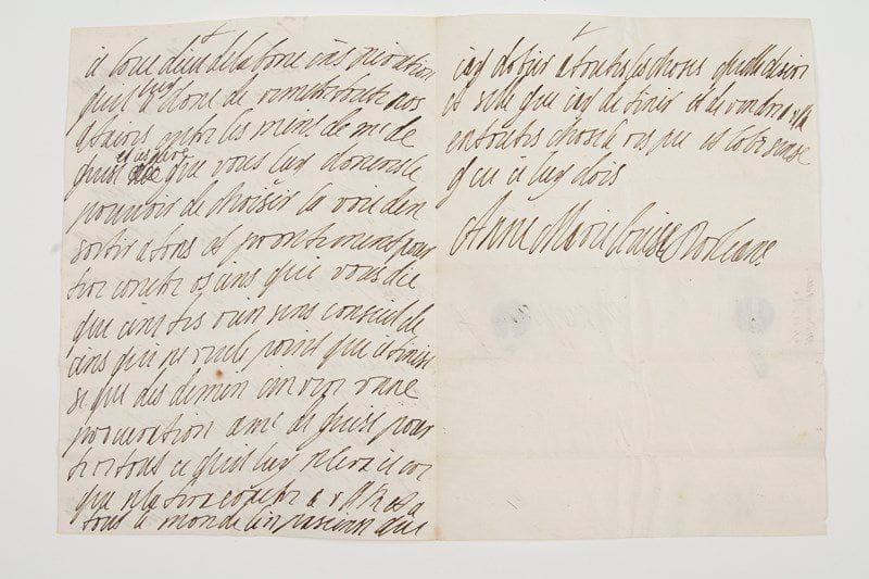 Anne-Marie-Louise d'Orléans, duchesse de montpensier (1627-1693)
«La Grande Mademoiselle»; fille de Gaston d'Orléans et de Marie de Bourbon-Montpensier, héroïne de la Fronde.Lettre autographe signée «Anne Marie Louise Dorleans», Saint-Fargeau 24 janvier [1654], à son père Gaston d'Orléans; 6 pages et demie in-4, adresse «A Monsieur» avec cachets de cire noire à ses armes sur lacs de soie bleue.Longue lettre à propos du différend qui l'opposa à son père, concernant les comptes de tutelle de la fortune maternelle, et qui faillit les mener devant les tribunaux. [Exilée à Saint-Fargeau après la Fronde, la Grande Mademoiselle met de l'ordre dans l'immense fortune qui lui vient de sa mère, et demande qu'on lui rende les comptes de tutelle; de là un grave différend avec son père. La duchesse y fait allusion au chap. XIX de ses Mémoires, ainsi qu'à leur accord pour soumettre l'affaire à l'arbitrage de sa grand-mère maternelle Madame de Guise.]Elle est bien malheureuse que l'on explique à mal à Son Altesse Royale tout ce qu'elle fait et dit, mais elle se réjouit que S.A.R. lui fasse l'honneur de lui mander «quelle ne veut point pleder contre moy [...] jen suis ravie car come je luy e dit e redires eternelement se nest point mon intension de pleder mes elle trouvera bon que je reponde a se quelle me mende dens la letre quelle ma faict lhoneur de m'ecrire que set moy qui luy e faict fere une somation que ses jens sont bien mechans de luy avoir dit la chose de sete manière puis que se fut de conser avec eus et dens son conseil que lon resolut la chose et mesme le procureur jeneral de V.A.R. [...] lala solisiter avec mes jens pour fere conetre que setet avec la partisipasion de V.A.R. que sela se feset pour se debaraser de quelques creantiers qui avet faict sesir de mes teres jusques a se que mon conte fut fini»... Son Altesse Royale peut juger par l'explication que l'on a donnée à une chose «qu'il n'en pourret avoir que de bonnes les movaises intensions cont pour moy seus qui luy ont dit otrement qu'elle netet mintenent jay grande joie de co