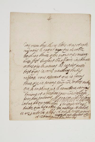 MARGUERITE DE LORRAINE, duchesse d'ORLÉANS (1615-1672) fille du duc François II de Lorraine, elle fut la seconde épouse (1632) de Gaston d'Orléans, Monsieur, frère de Louis XIII.Lettre autographe signée «Marguerite de Lorraine», Blois 20 octobre [1654], au Révérend Père Donat; 1 page in-4, adresse avec cachets de cire rouge aux armes sur lacs de soie bleue.Lettre au confesseur de son frère Charles IV de Lorraine, prisonnier des Espagnols.Elle a reçu ses lettres, ainsi que le paquet qu'elle lui a fait aussitôt renvoyer. «Touchant votre affaire jay donnée ordres que lon menvoy les papiers aussi tost quoy je vous manderay toutes response vous assurant que je ferais tou ce que je pouray pour votre ordres autent que la conscience me le permettera car jay toujours ut affection pour votre religion. Priez Dieu pour nous». Elle ajoute: «Ont ma dit que nostre chère prisonnié est mal traitez quon luy a ottez son médecin et Batiste, et quil a pensée moury jugez de ma douleur qui est extremme. Priez Dieu pour luy».Librairie ancienne Georges Privat.