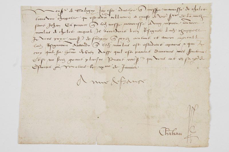 ANNE DE FRANCE, dame de BEAUJEU (1462-1522) fille aînée de Louis XI; épouse de Pierre de Bourbon, sire de Beaujeu; Régente de France pendant la minorité de Charles VIII.Lettre signée «Anne de France», Moulins 9 janvier, à M. de Saligny; contresignée par Château; 1 page oblong petit in-4, adresse au verso (légère mouillure).«Jay esté advertye que messire Maurisse de Cholet tient une chappelle qui est à votre collacion à cause de votre seigneurie de la Mothe Saint Jehan et pource que led. messire Maurisse a ung nepveu nommé Nicolas de Cholet auquel il vouldroit bien resigner lad. chappelle je vous prye monsr de Saligny que soyez content et avoir agreable lad. resignation attendu que [...] je croy quil sera homme de bien»... [Une note ancienne au verso indique qu'il s'agit de la chapelle de Sainte Ragonde (Radegonde).]Ancienne collection du vicomte de Fer... (8 mars 1867, J. Charavay, n° 14).