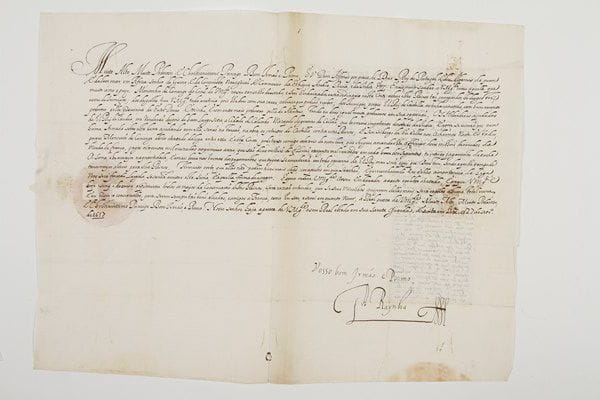 Louise DE GUZMAN (1613-1666)
Reine de Portugal; femme (1633) de Jean IV de Portugal (1604-1656), elle assura la Régence pendant la minorité de leur fils Alphonse VI; elle est la première Reine de la dynastie de Bragance.Lettre signée avec compliment autographe «Vosso bom Irmão e Primo La Raynha», Lisbonne 27 septembre 1657, à Louis XIV; 1 page oblong in-fol., adresse au verso avec sceau aux armes sous papier, et traduction partielle de l'époque; en portugais. Importante lettre à Louis XIV sur la situation critique du Portugal.Elle répond aux lettres de créance de M. de Comenge, ambassadeur de France à Lisbonne, et expose la situation très affaiblie du royaume, attaqué par deux puissances armées, l'une dans la province d'Entre Douro et Minho, l'autre dans celle d'Alentejo. Pendant ce temps, les Hollandais, aidés du Roi de Candie, ont pris après un long siège la cité de Columbo, une des plus importantes de l'Inde, et ils viennent avec une armée navale pour seconder les desseins du Roi d'Espagne  [Philippe IV] contre elle... Quant à la proposition de M. de Comenge qui «avoit ouvert le chemin de la ligue offensive et defensive entre nos deux Couronnes», elle en souhaite «passionnément la conclusion», mais ne peut offrir plus de deux millions d'écus, alors que son pays est exposé à la ruine... Elle proclame sa volonté de rester bons amis et alliés de la France...Vente 24-25 mars 1876 (Étienne Charavay, n° 195).